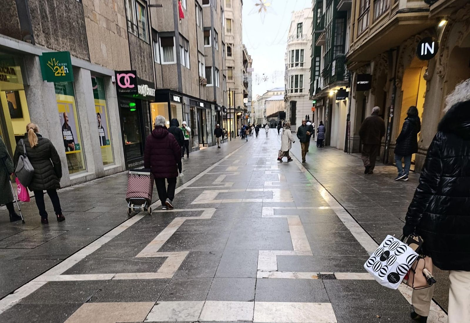 Ciudadanos pasean por Santa Clara