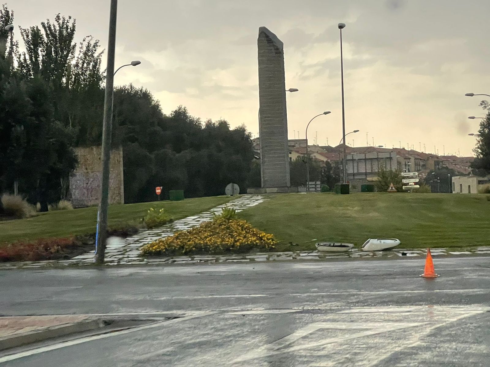Parte de la farola, en el suelo