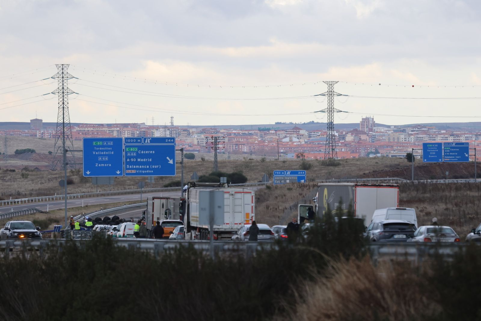 Un camión vuelca en la A-62 tras un accidente y corta la autovía a su paso por Salamanca