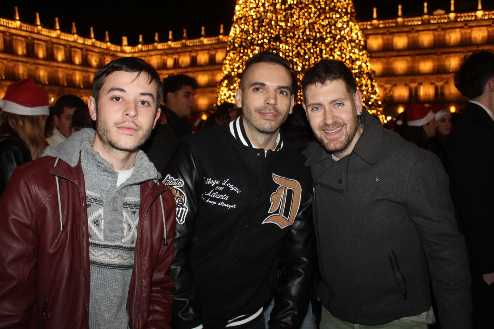 Miles de personas disfrutan de las campanadas y la fiesta del Fin de Año Universitario