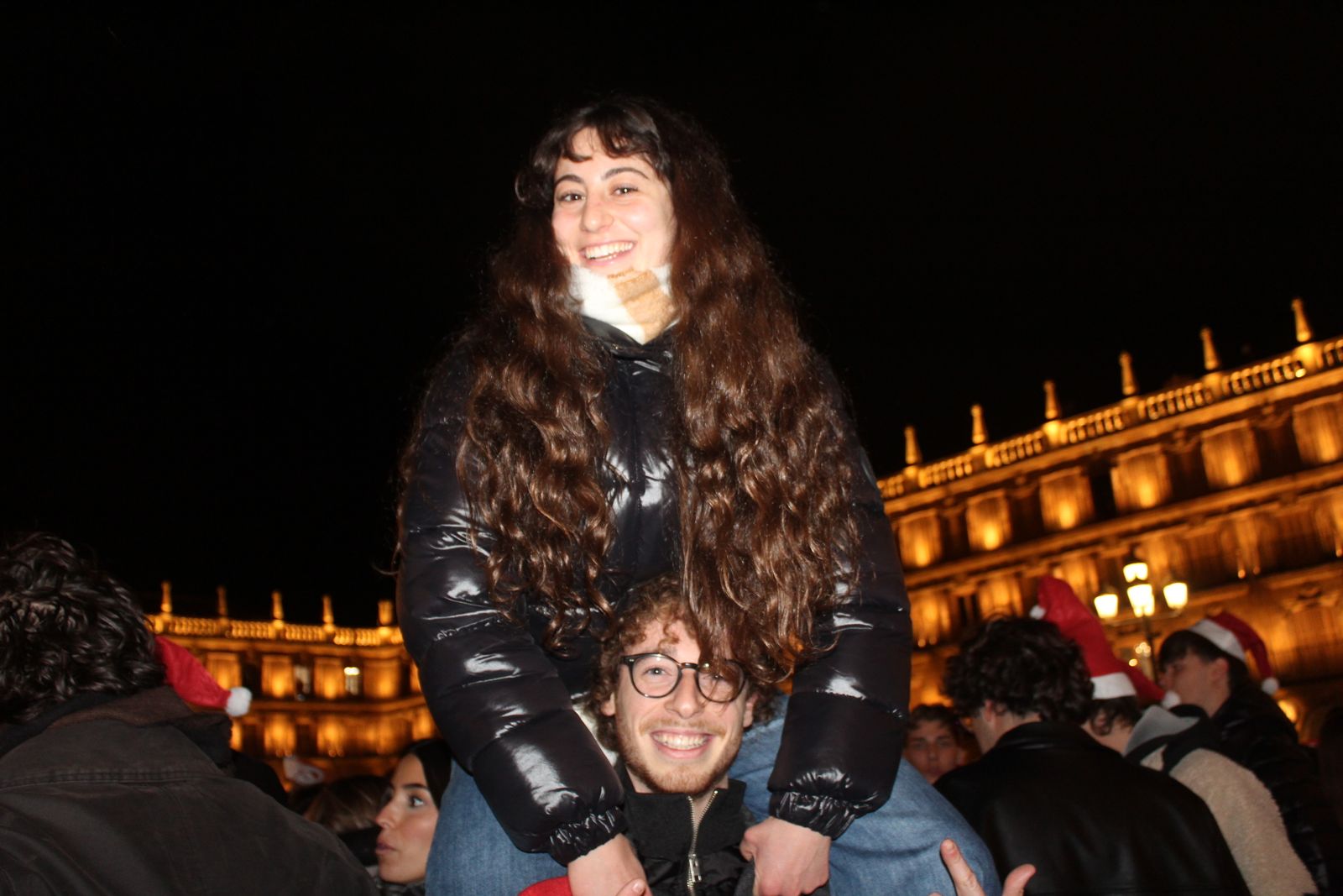 Miles de personas disfrutan de las campanadas y la fiesta del Fin de Año Universitario