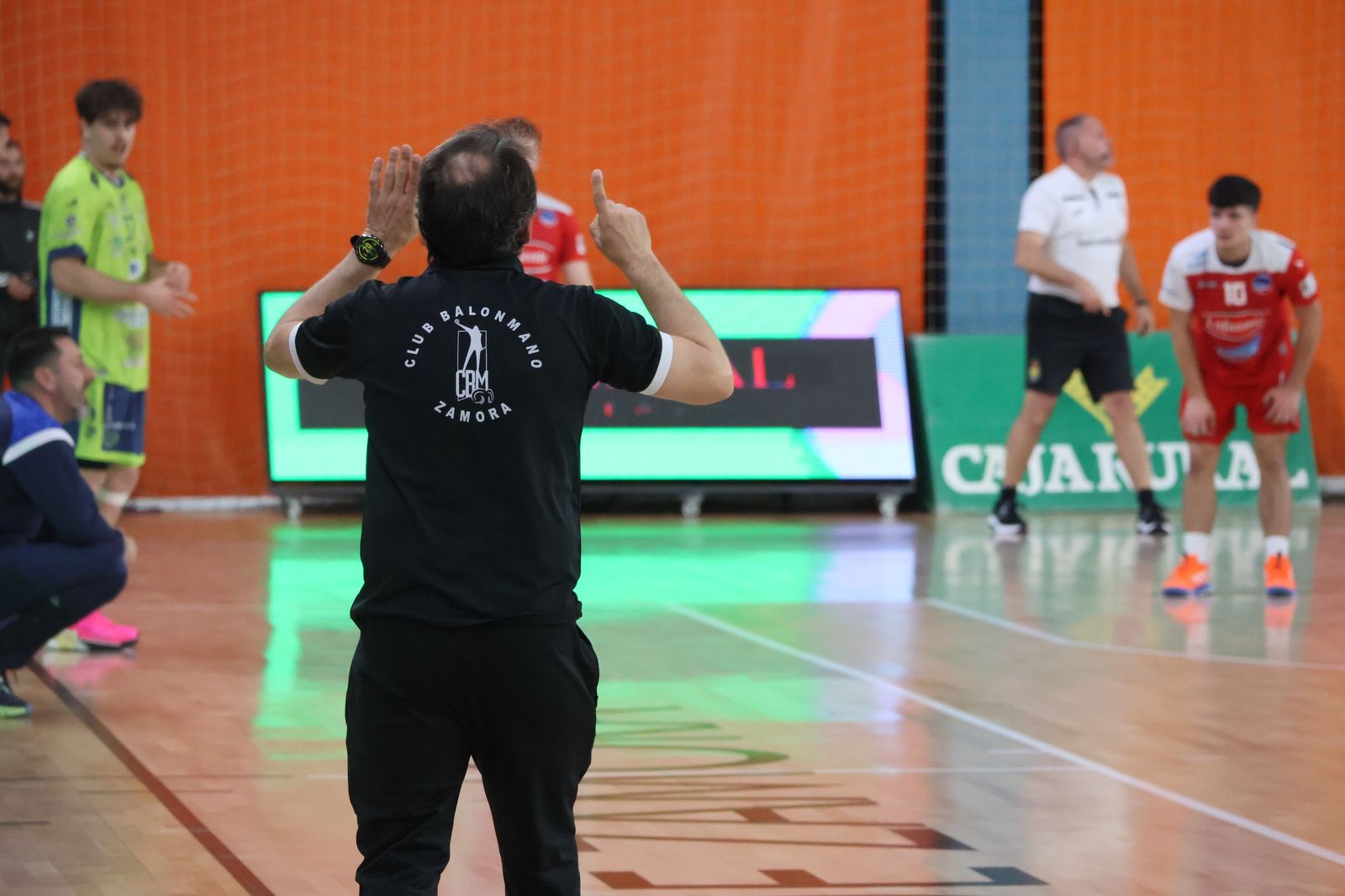 GALERÍA | Revive el apasionante duelo entre el Balonmano Zamora y el Ciudad de Santander