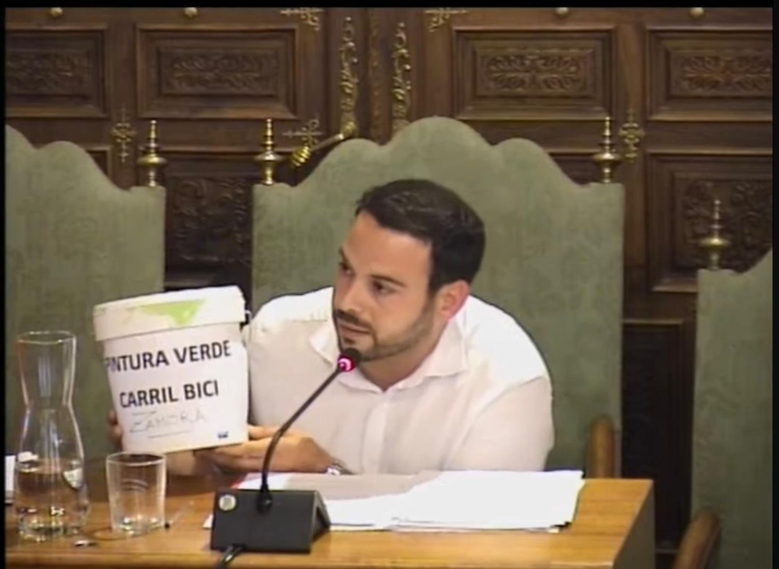 Eloy Tomé con el bote de pintura en el pleno