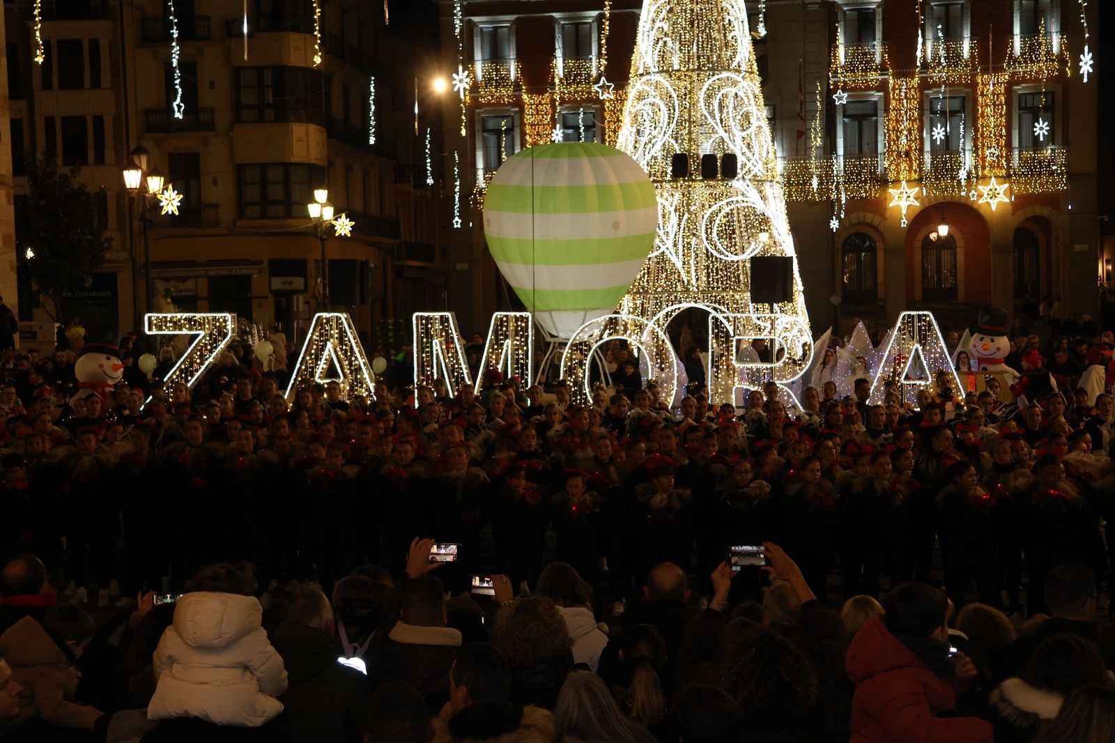 GALERÍA | El animado pasacalles de Escena por el centro de Zamora, en imágenes