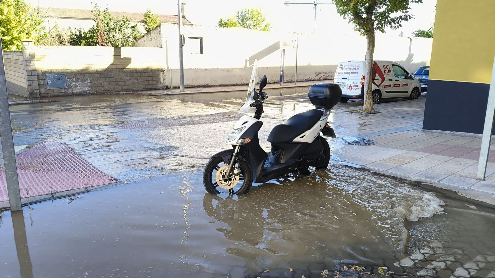 Nuevo reventón en Salamanca: tanto asfalto como acera se ven afectados en Prosperidad