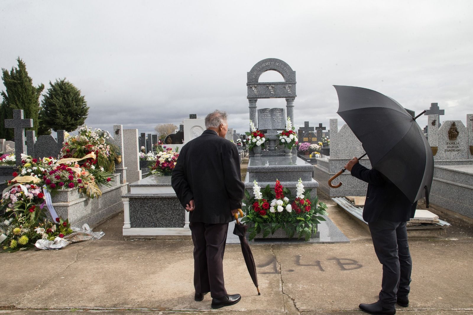 Zamoranos acuden al cementerio de San Atilano. Archivo