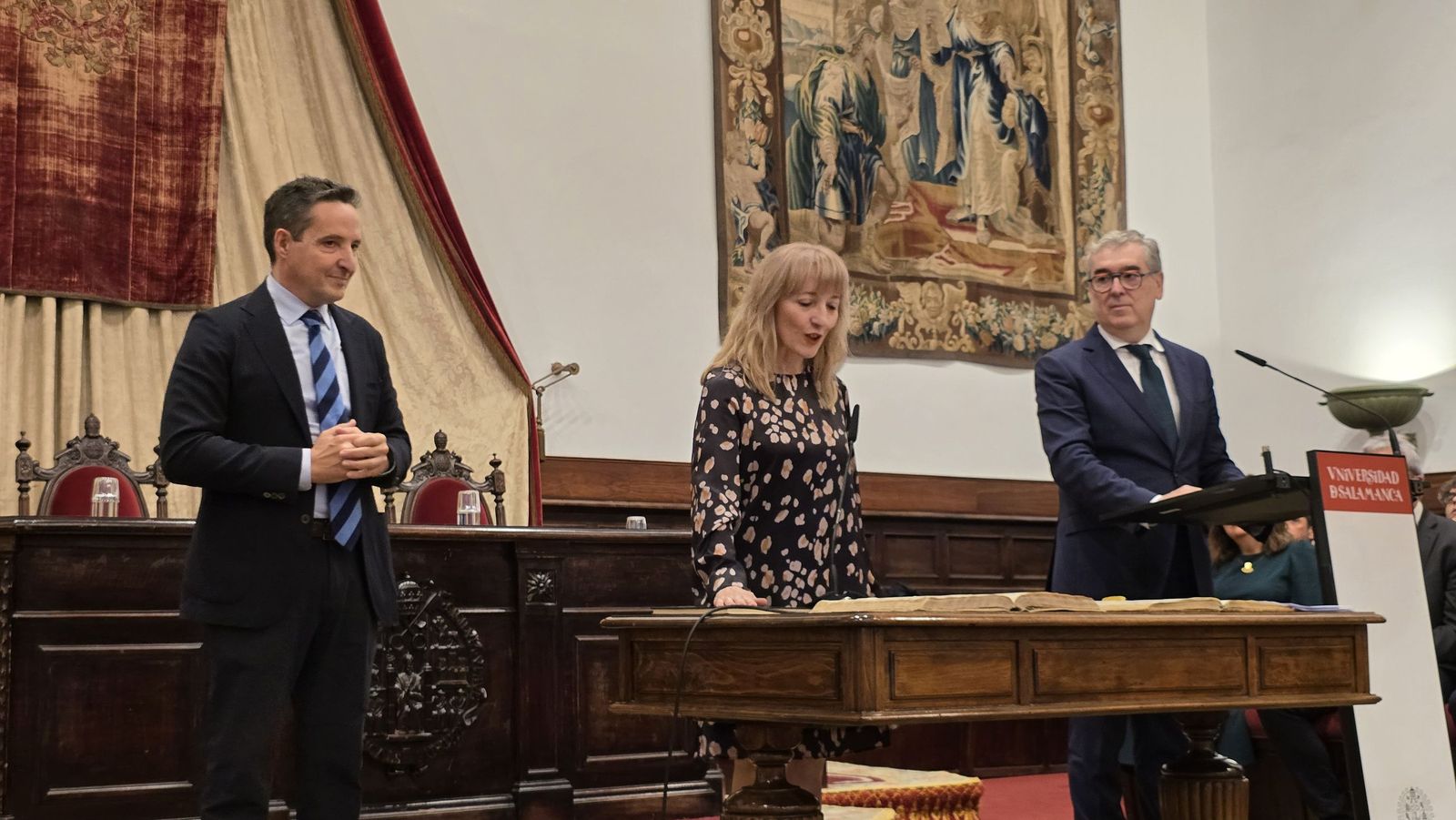 El rector de la Universidad de Salamanca preside el acto de toma de posesión de nuevos cargos académicos y del personal docente e investigador