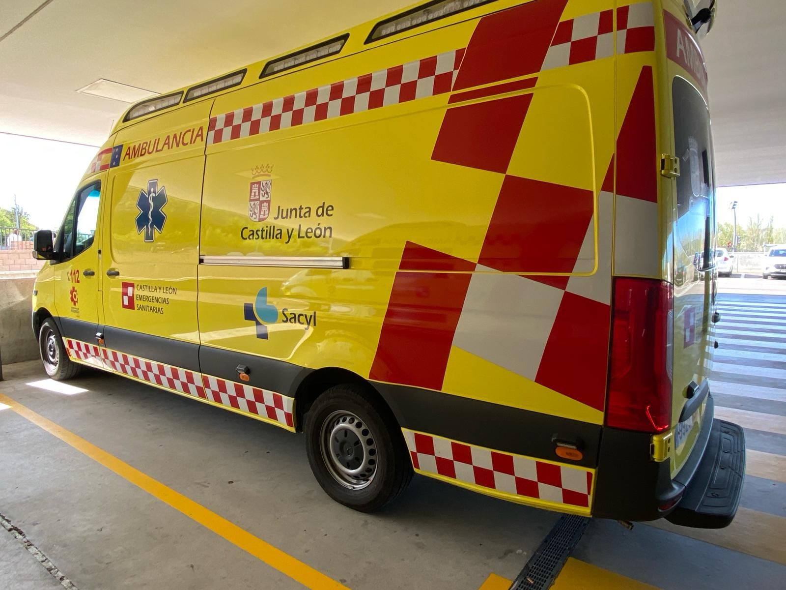 Ambulancia en el Hospital de Salamanca en una foto de archivo (10)