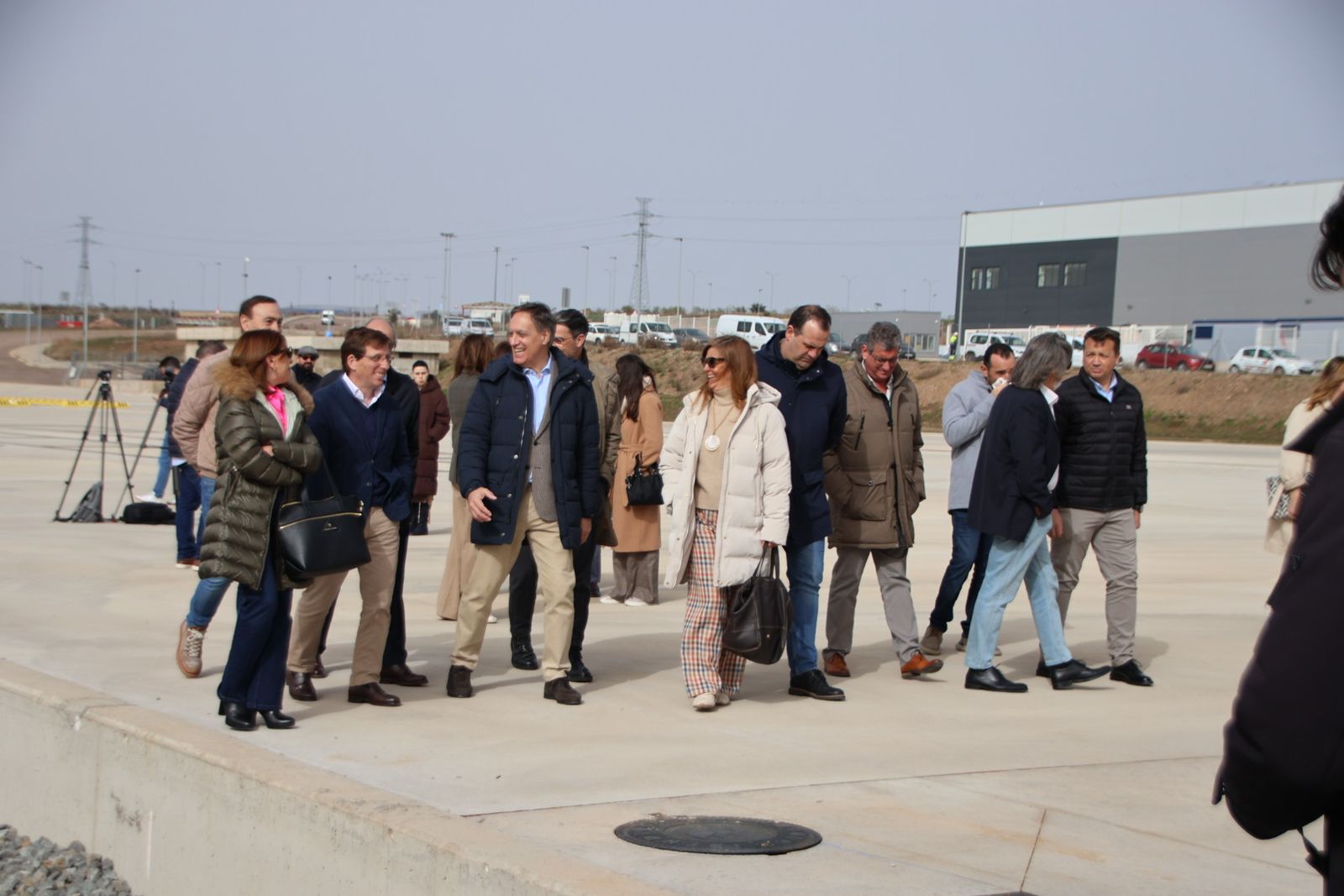 José Luis Martínez Almeida y Carlos García Carbayo, atienden a los medios de comunicación antes de realizar una visita al Puerto Seco de Salamanca