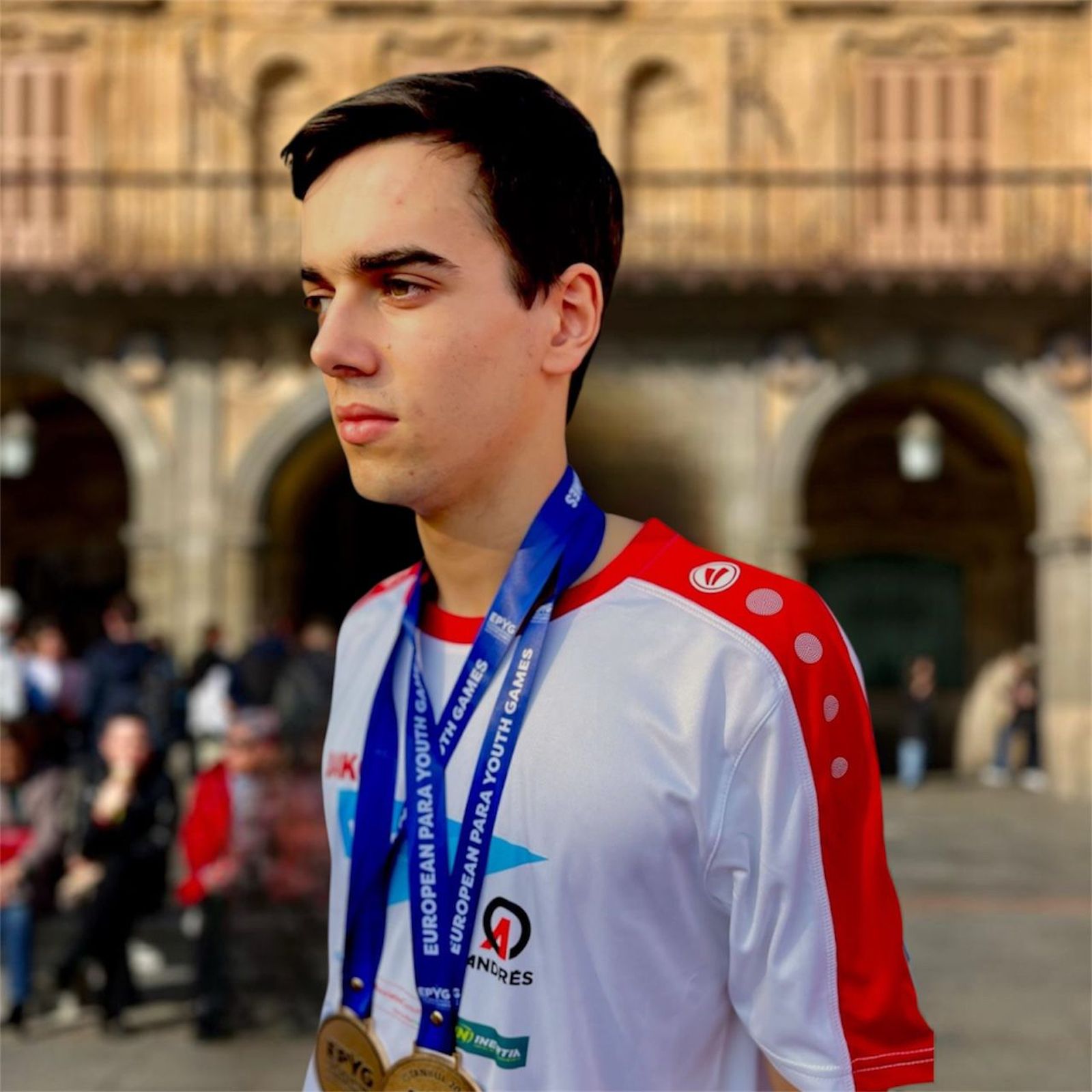 Diego Ruiz, altela paralímpico salmantino en la Plaza Mayor de Salamanca