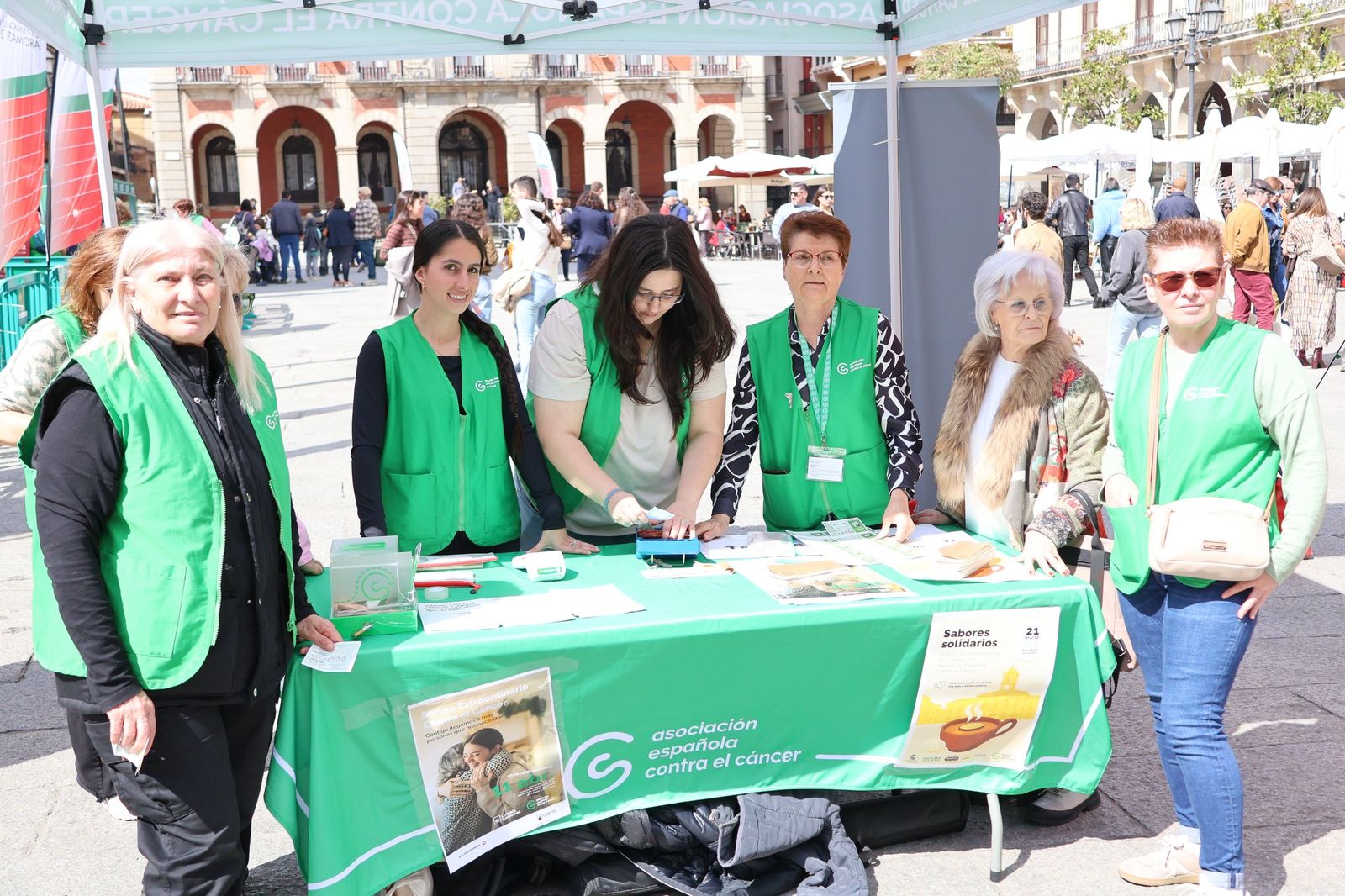 GALERÍA | Decenas de zamoranos disfrutan de las sopas de ajo más solidarias