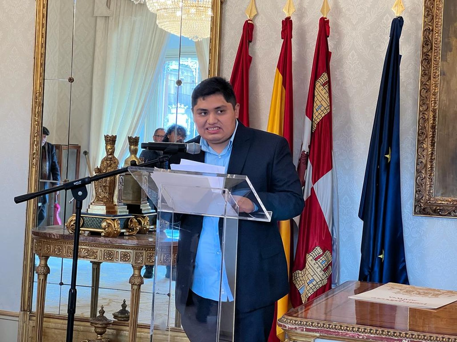 huespedes-distinguidos-al-poeta-alejandro-rejon-foto-s24h-2