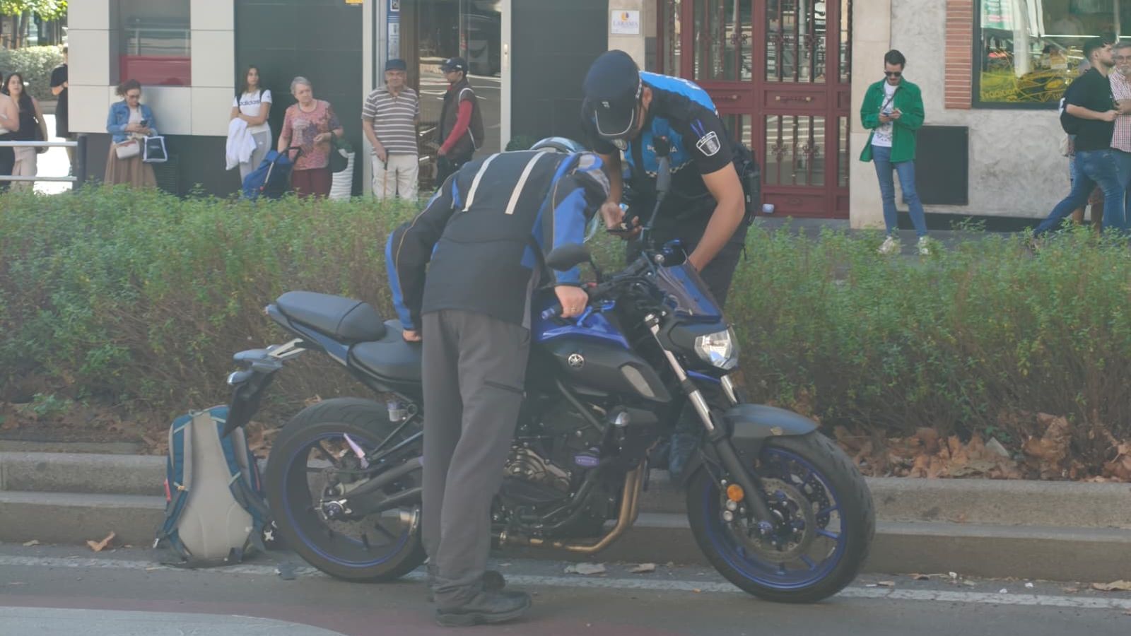 Colisión entre un turismo y una motocicleta en la avenida de Portugal