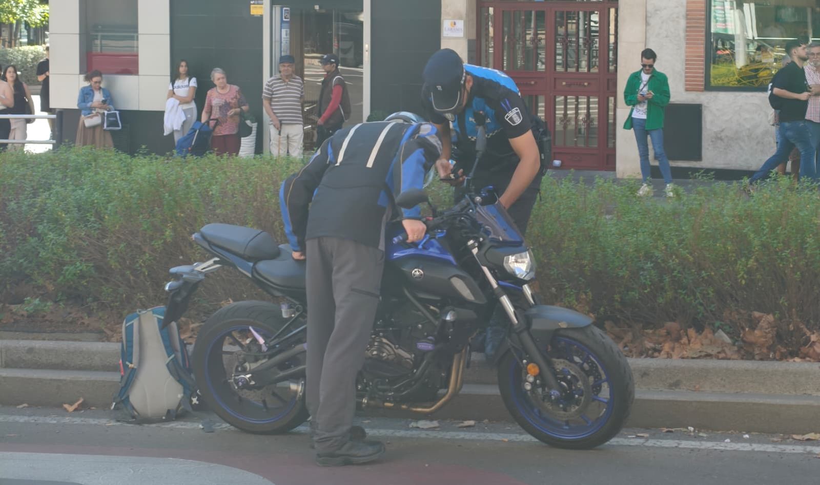 Colisión entre un turismo y una motocicleta en la avenida de Portugal