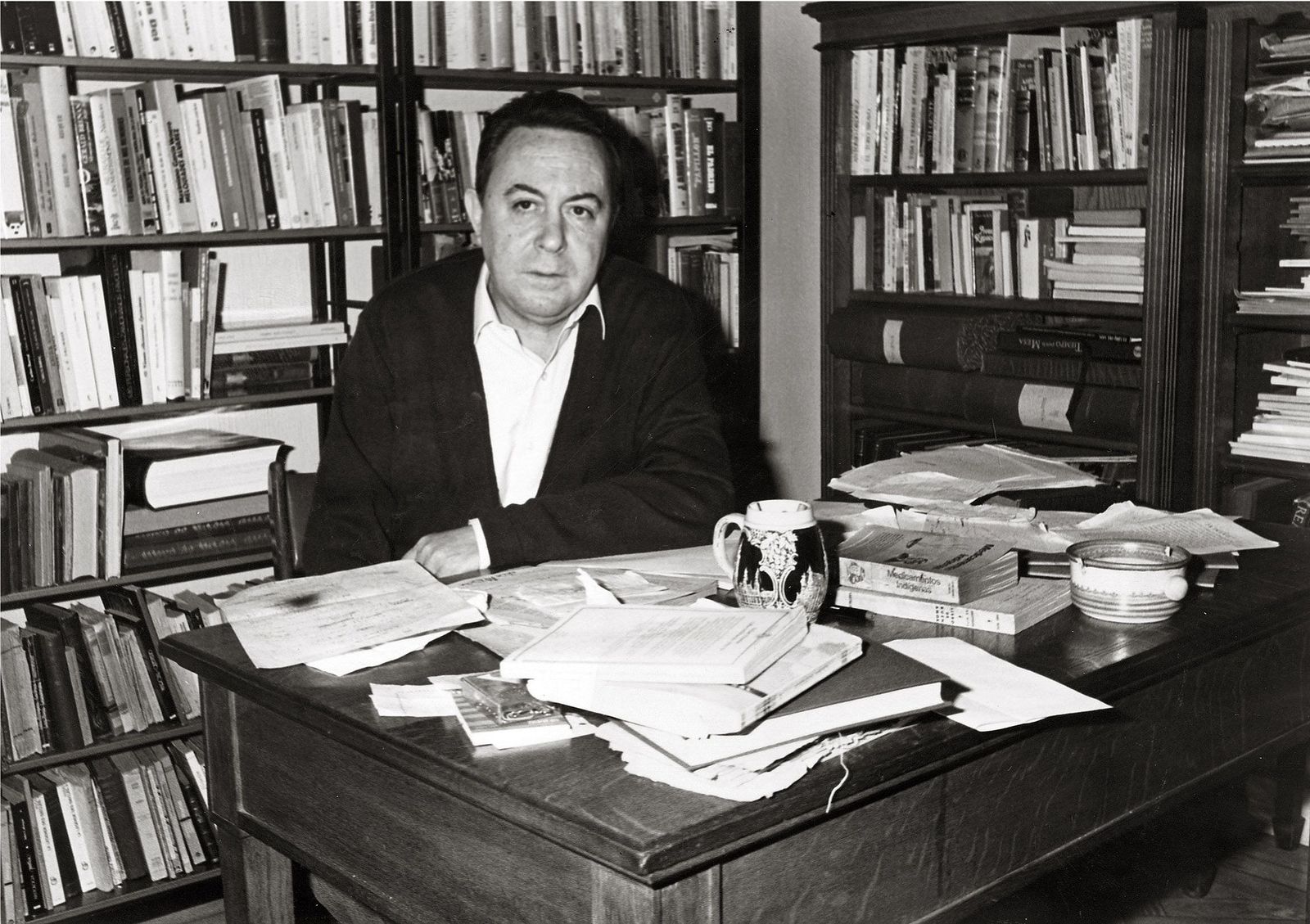 El escritor Claudio Rodríguez en su estudio en una imagen de archivo. Foto cedida por el Seminario Permanente de C.R. en la Biblioteca de Zamora