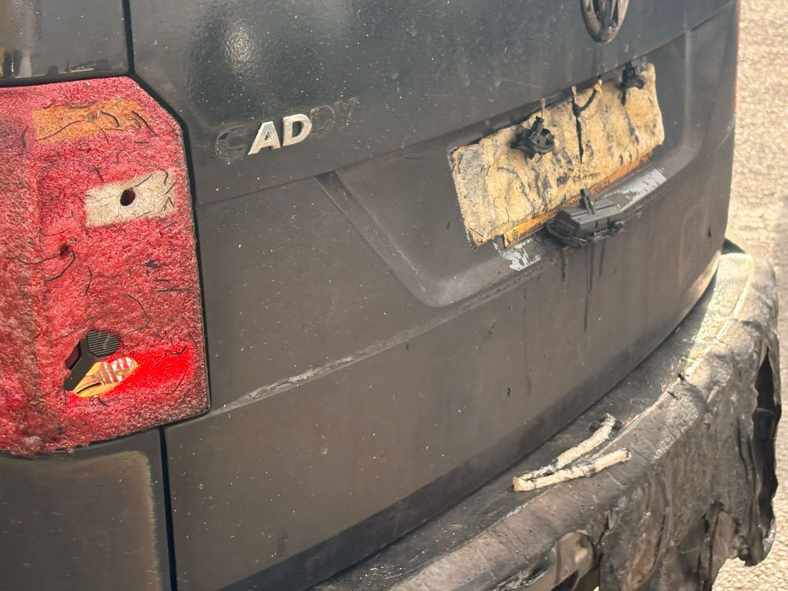 Los bomberos sofocan un gran incendio en el Polígono Industrial de Los Montalvos
