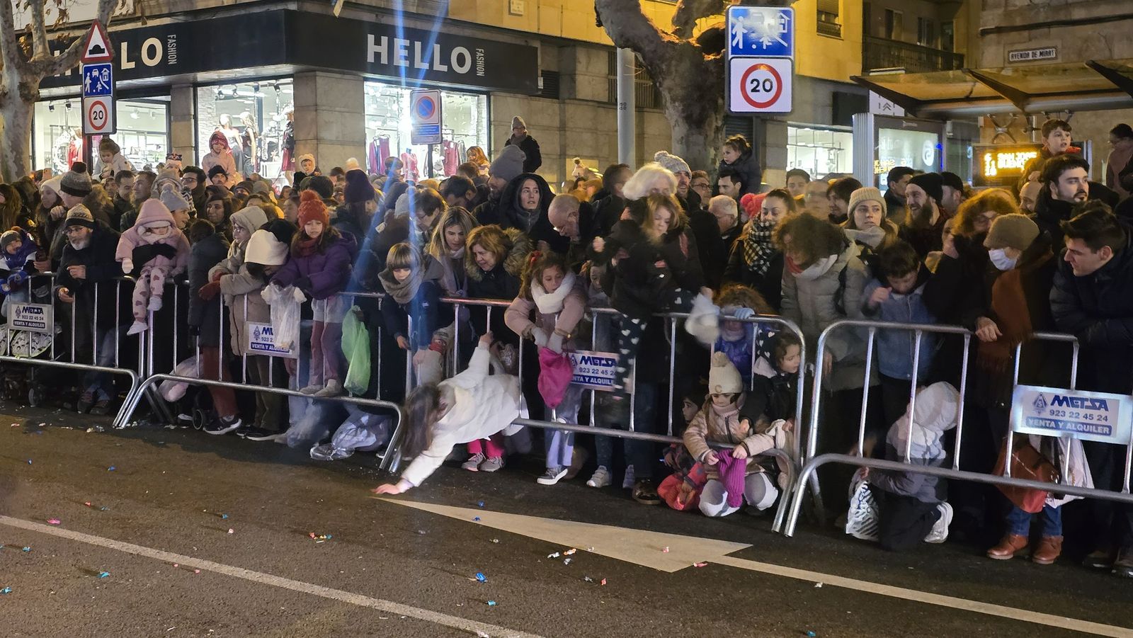Niños y mayores viven con ansia el paso de la Cabalgata de Salamanca 2026