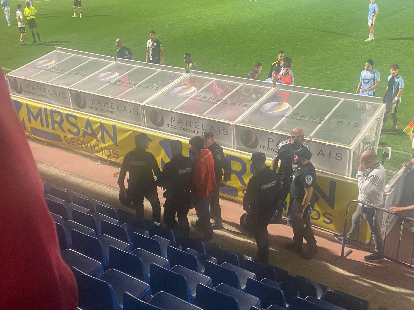 Un aficionado de Unionistas escupe a un jugador del Celta Fortuna