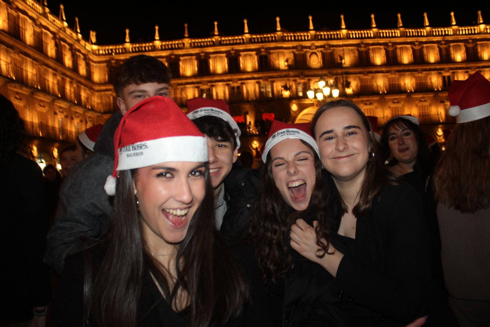 Miles de personas disfrutan de las campanadas y la fiesta del Fin de Año Universitario