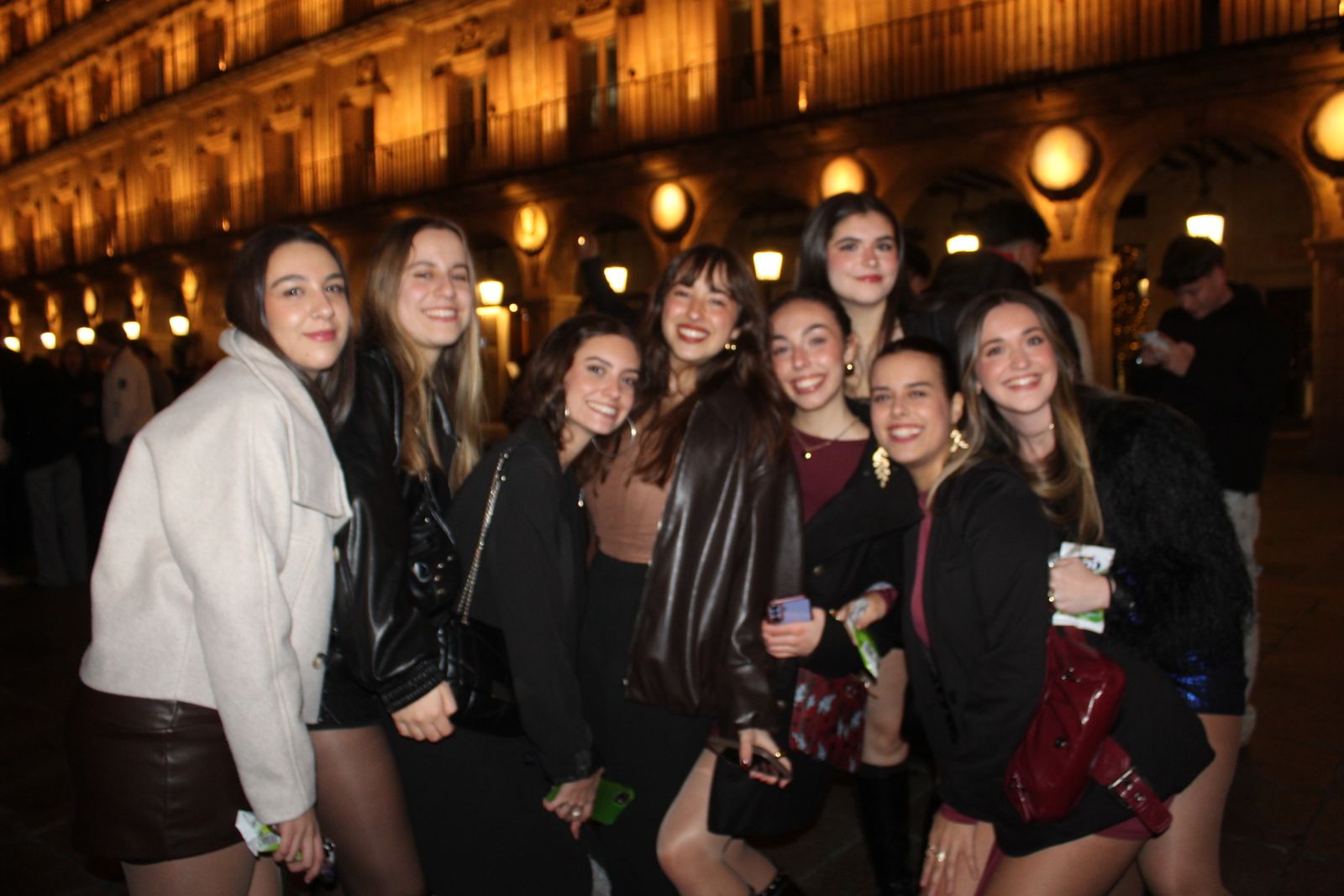 Miles de personas disfrutan de las campanadas y la fiesta del Fin de Año Universitario