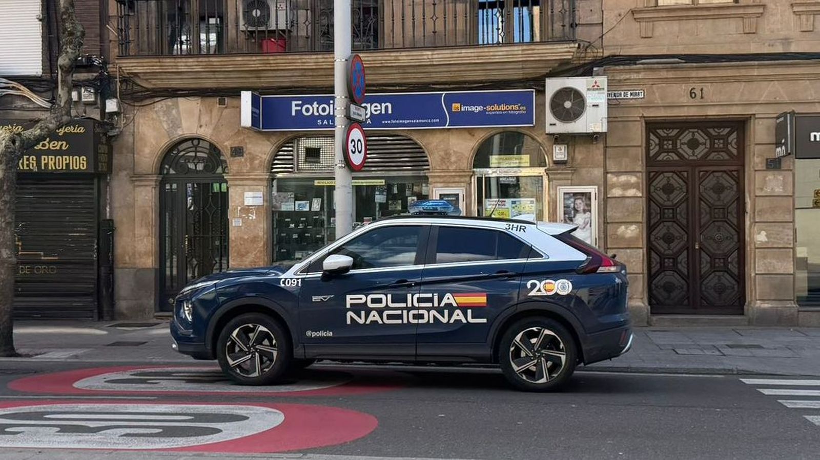 Policía Nacional en la avenida de Mirat