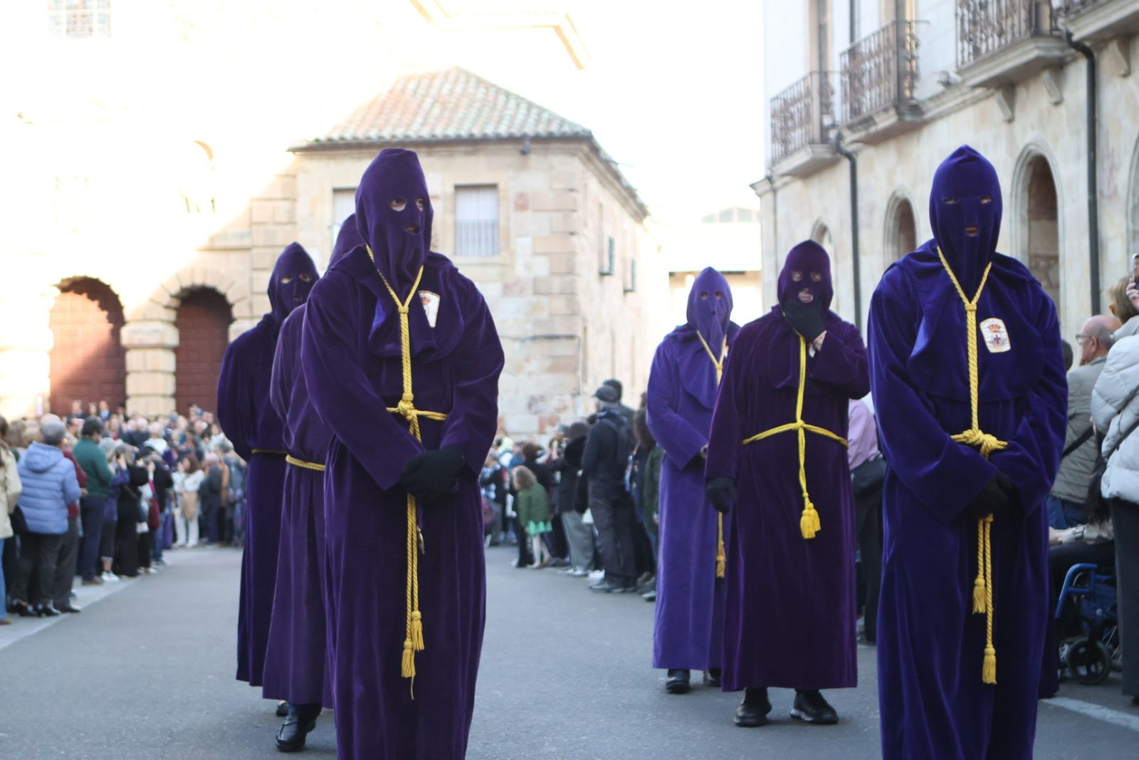 Jesús Rescatado procesiona en Salamanca con su nueva túnica y la atenta mirada de cientos de fieles