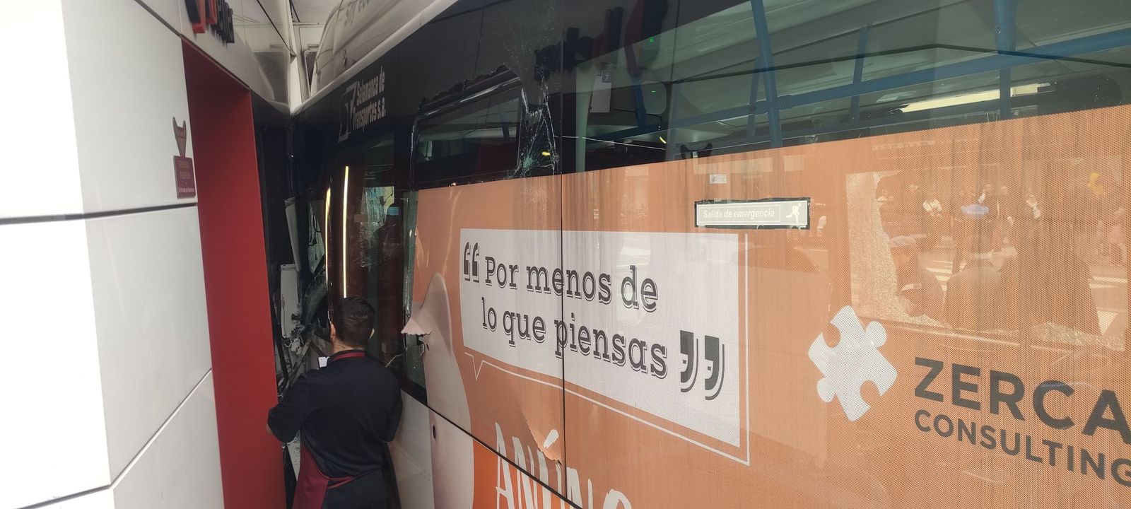 El choque de un autobús contra un edificio de la avenida Portugal deja al menos cuatro heridos