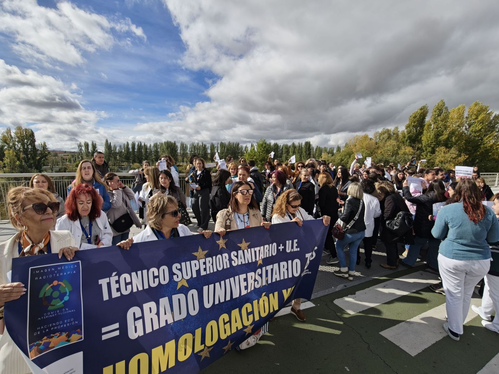 Los técnicos superiores sanitarios protestan a las puertas del hospital de Salamanca