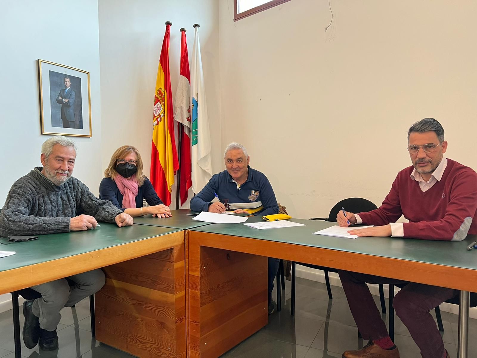 Firma contrato alquiler para ampliar consultorio médico villamayor
