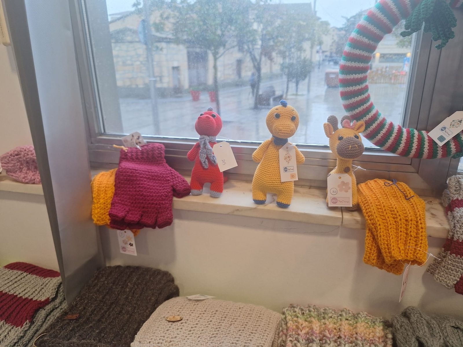 Mercadillo solidario Tejemaneje en Villamayor 2025 (20).jpeg