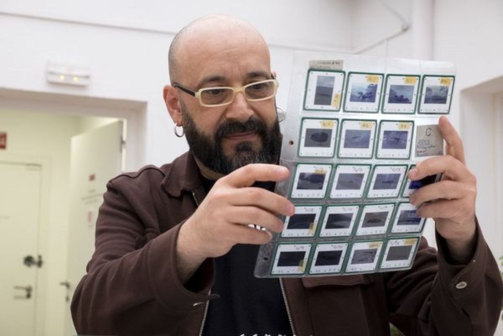 Felipe Piñuela es el fotógrafo y vecino del barrio encargado de llevar a cabo esta labor de recopilación y selección entre muchos cientos de diapositivas. Foto Jesús Formigo | ICAL