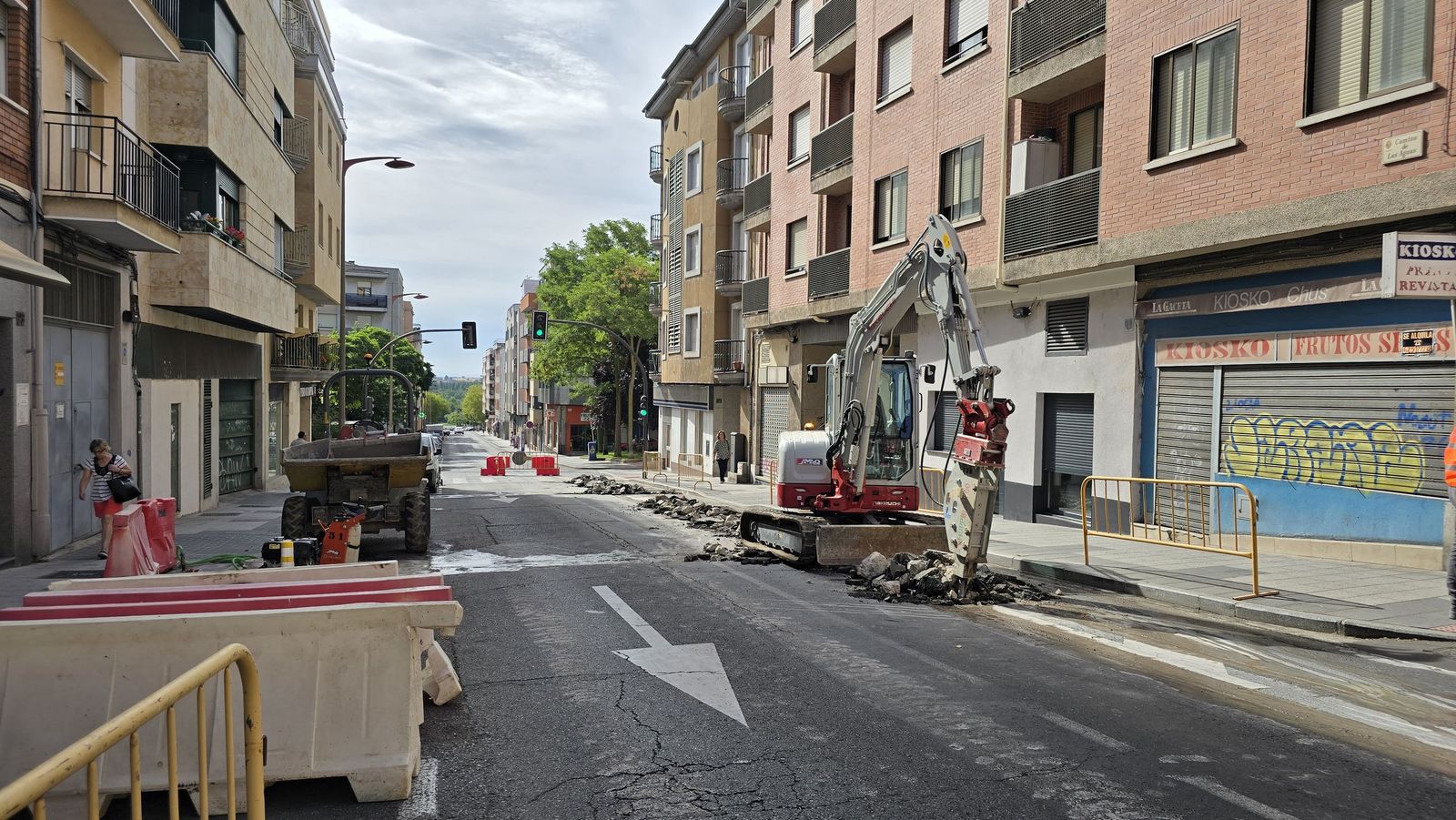 El alcalde de Salamanca, Carlos García Carbayo, visitas las obras de renovación de redes de abastecimiento de agua en el barrio Prosperidad