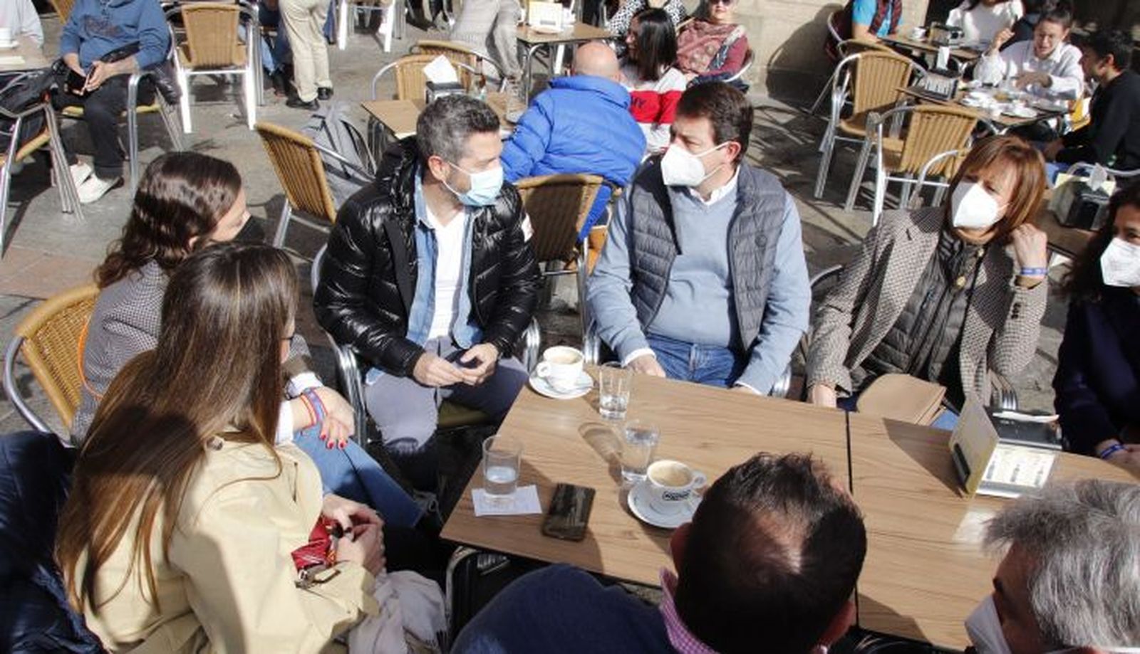 Mañueco pasea junto a su familia por la Plaza Mayor en la jornada de reflexión. Mañueco pasea junto a su familia por la Plaza Mayor en la jornada de reflexión.