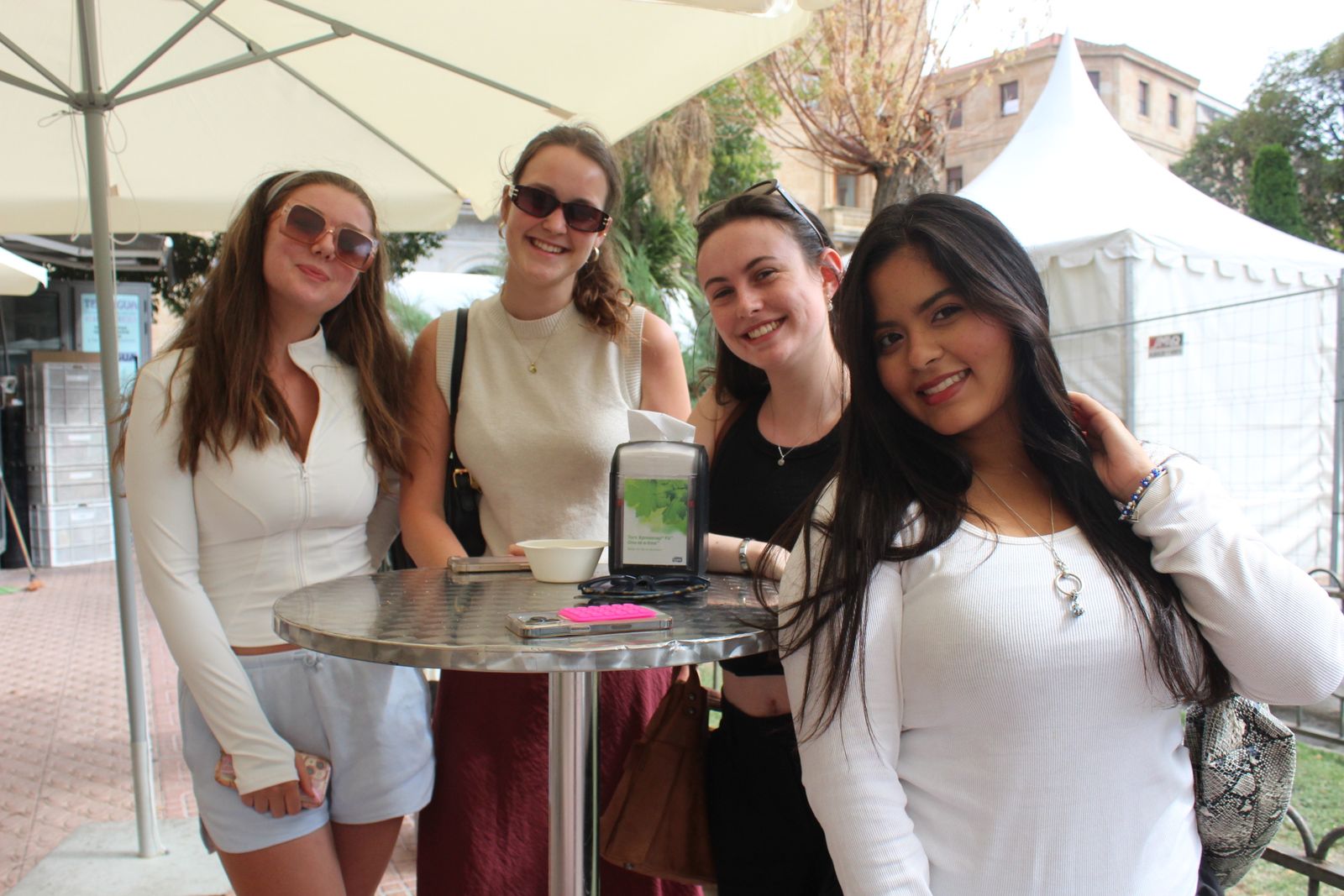 Ambiente en la Feria de Día en el mediodía de este domingo