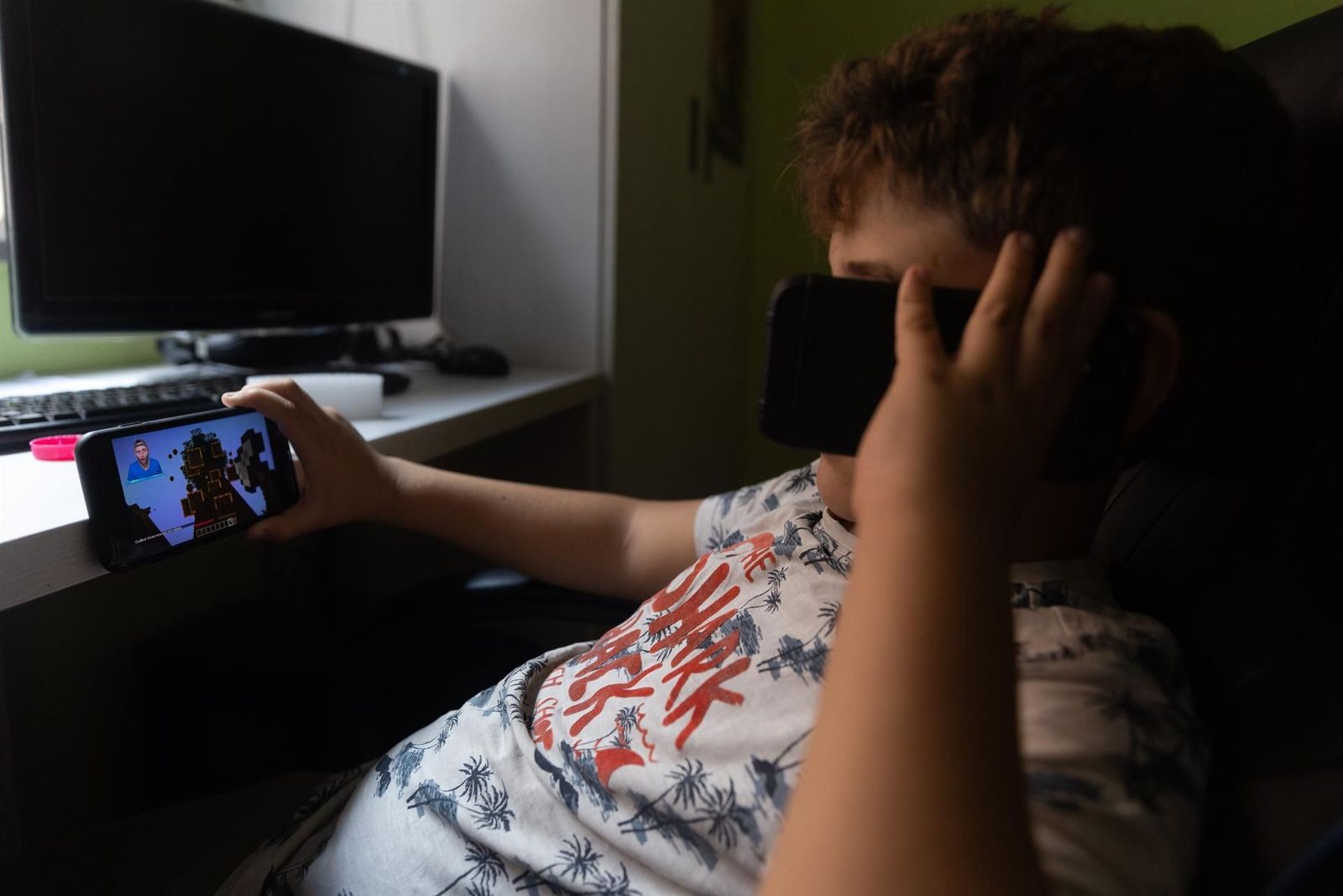 Un niño usa el teléfono móvil y una tablet. - Eduardo Parra - Europa Press - Archivo Un niño usa el teléfono móvil y una tablet. - Eduardo Parra - Europa Press - Archivo