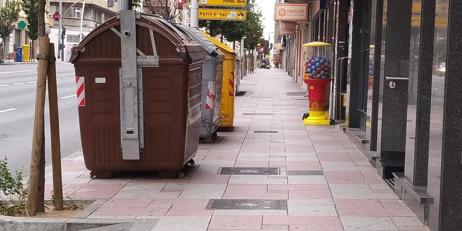 Quejas ante la falta de espacio peatonal en el paseo de Canalejas. ACD Patrimoni