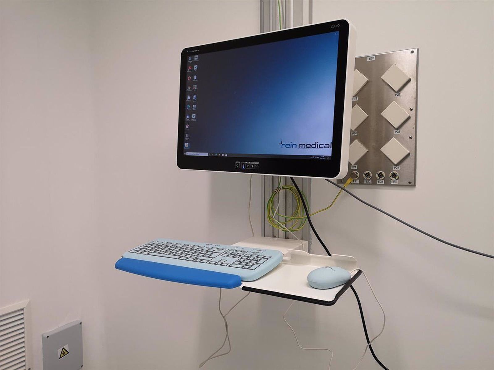 Ordenador en un hospital. Foto de archivo