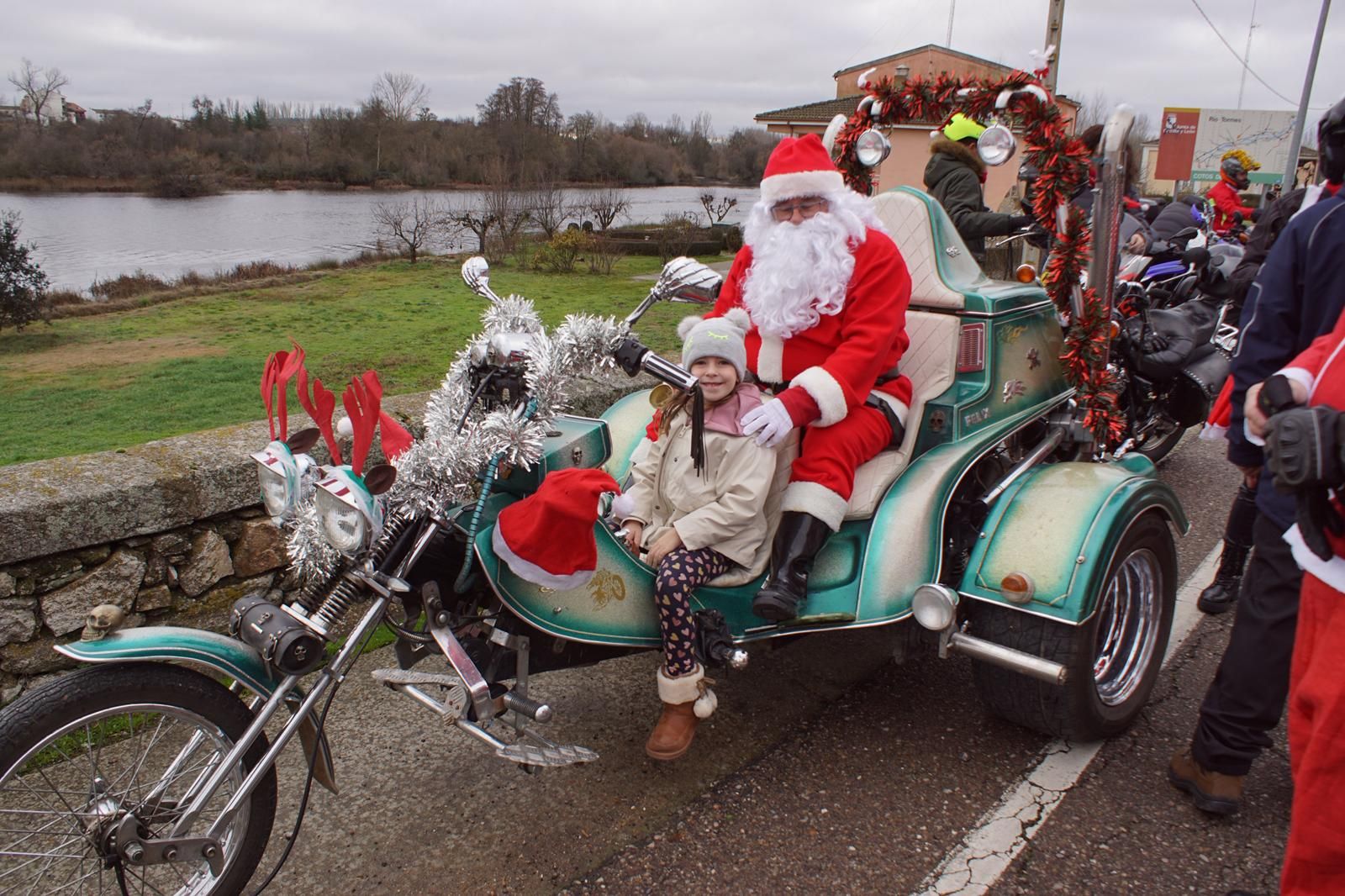 Alba de Tormes se despierta con el ruido de la 'Papanoelada motera' presidida por Papá Noel