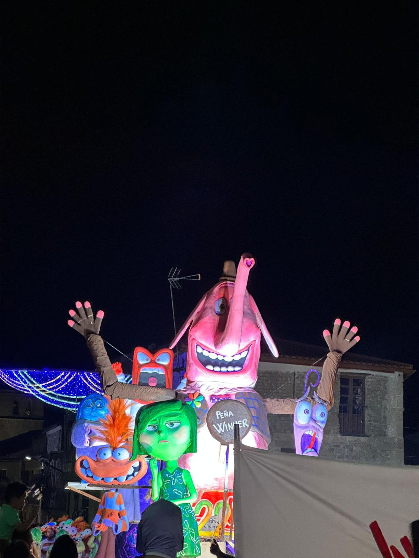 El desfile de carrozas de Aldeadávila vuelve a llenar de luz y color las calles en sus fiestas