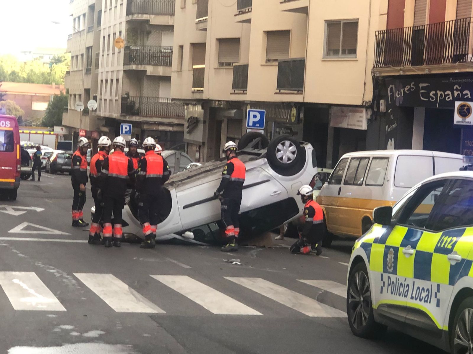 Coche volcado en la calle Doctor Gómez Ulla. Foto S24H