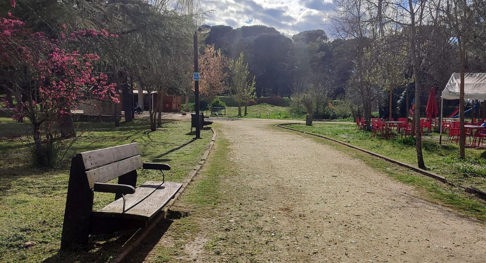 Imagen de Valorio con el cartel al fondo