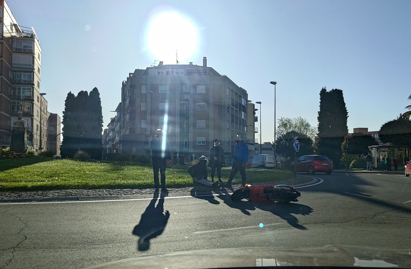 Colisión entre un turismo y una moto en la glorieta del Alto del Rollo