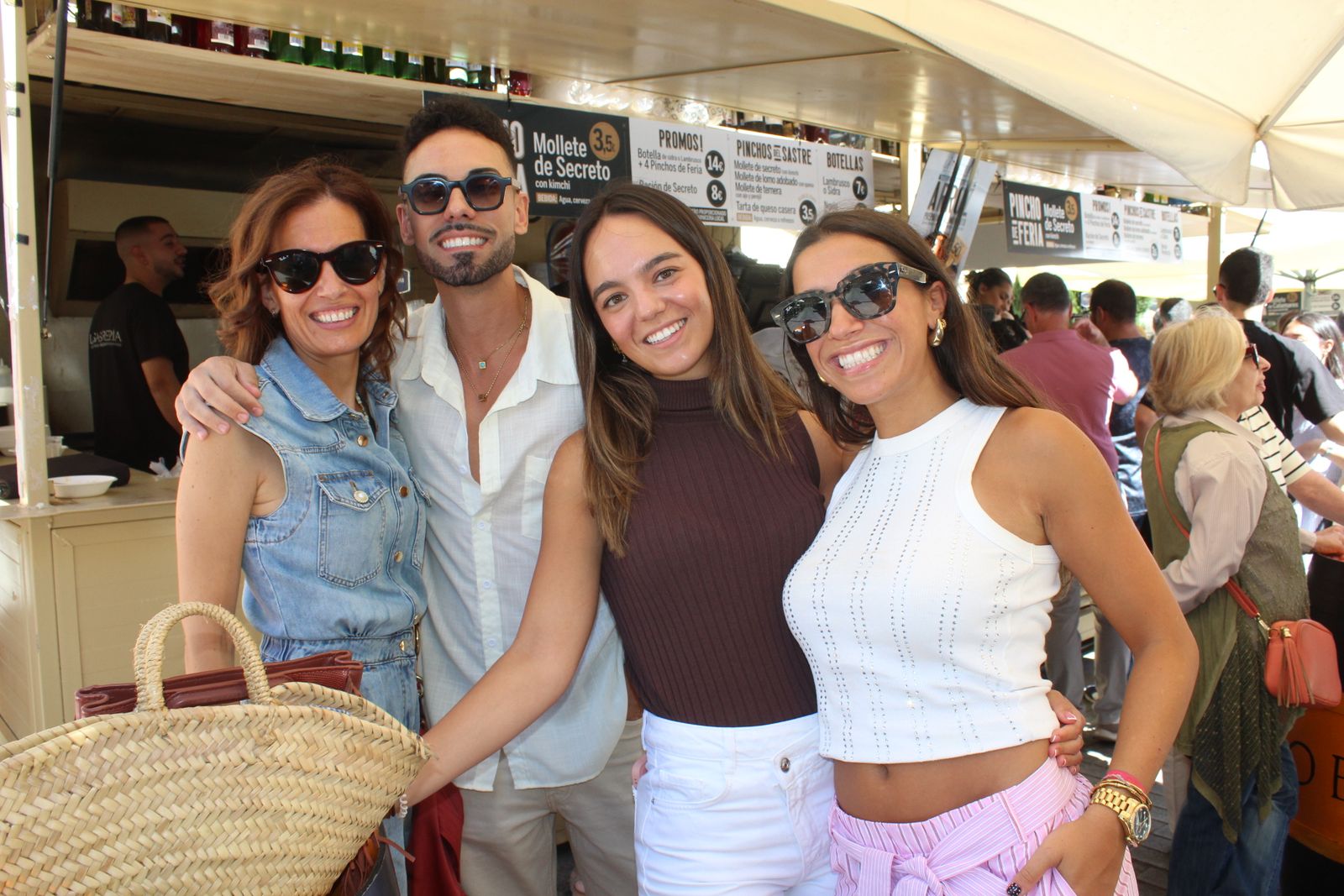 Ambiente en la Feria de Día en el mediodía de este domingo