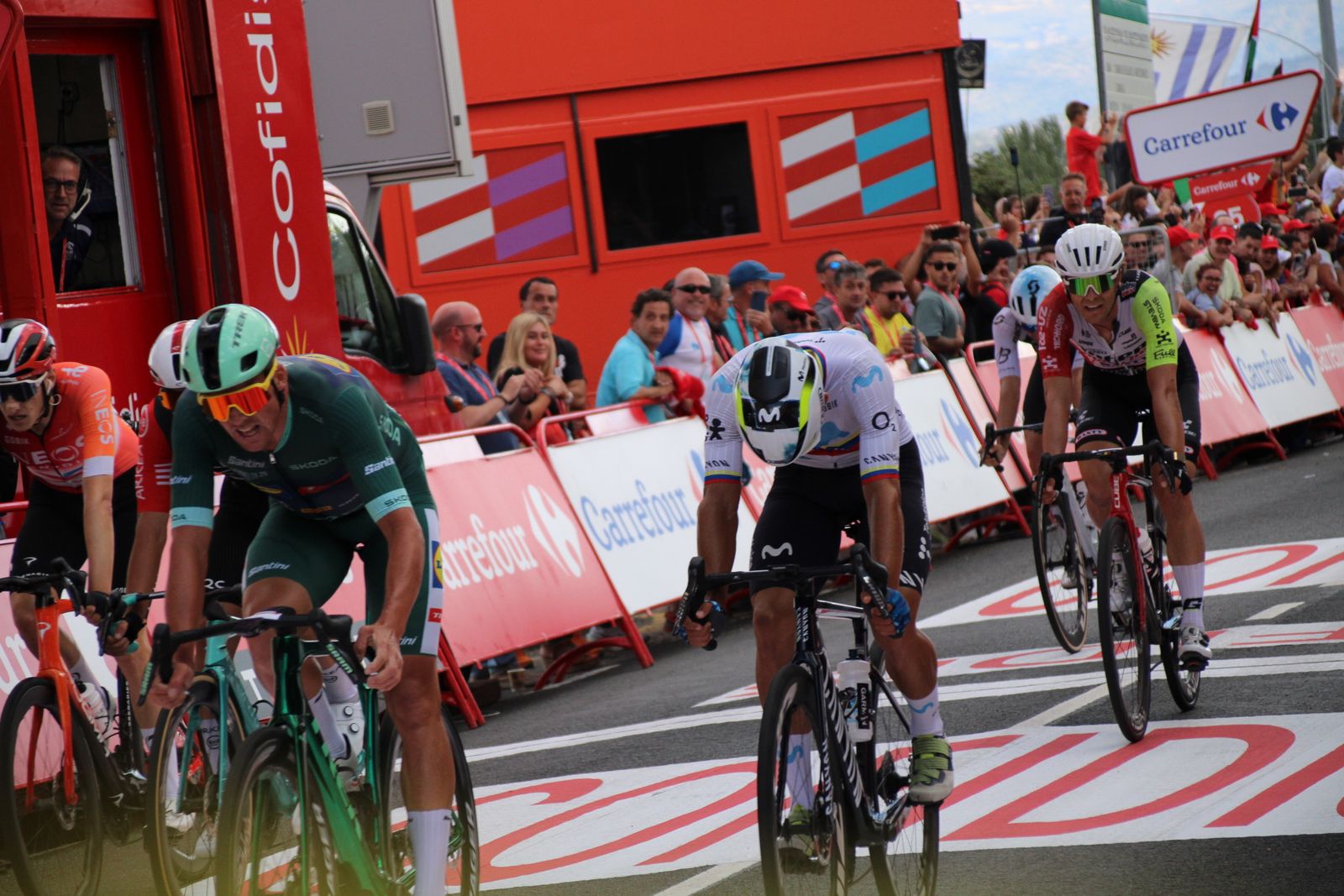 La Vuelta llega a Guijuelo y Philipsen se lleva el esprint