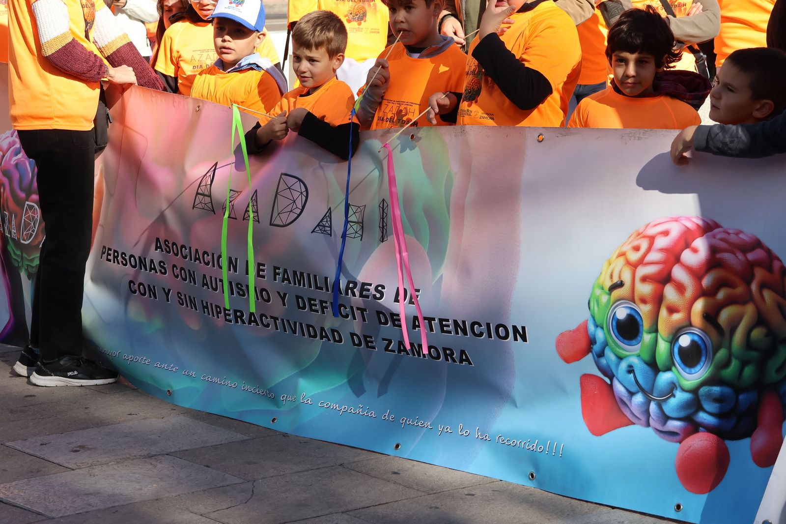 GALERÍA | El centro de Zamora se tiñe de naranja para visibilizar el TDAH