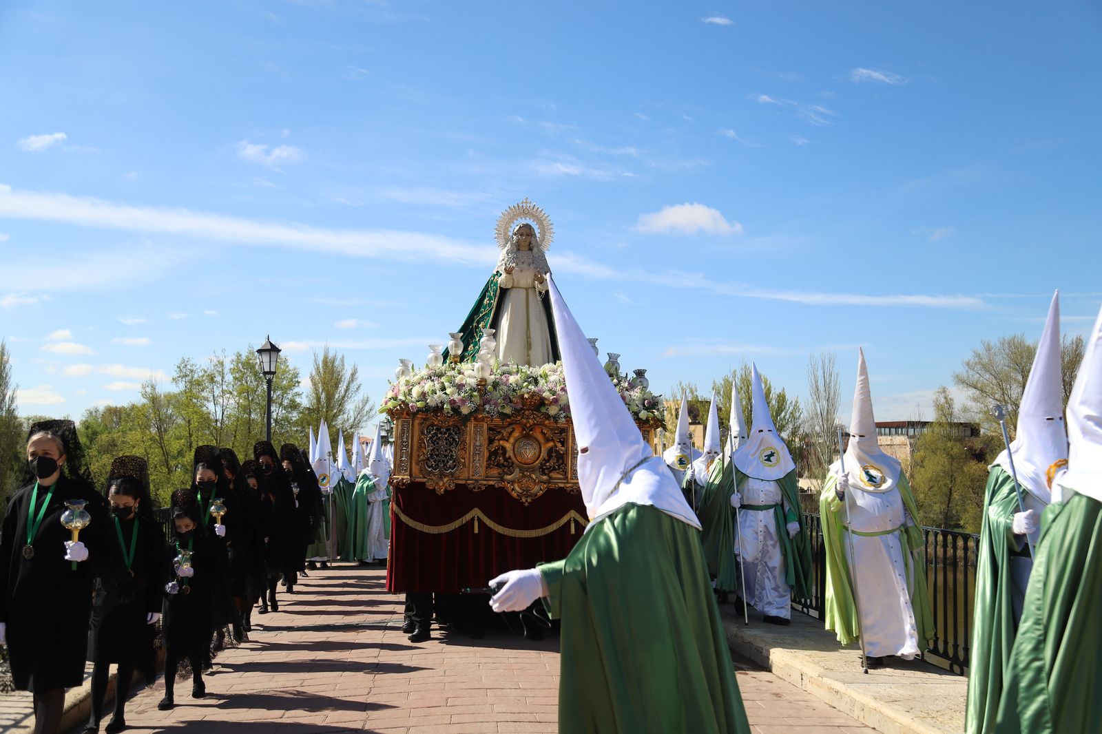 procesion-de-la-virgen-de-la-esperanza-2022-foto-maria-lorenzo-18