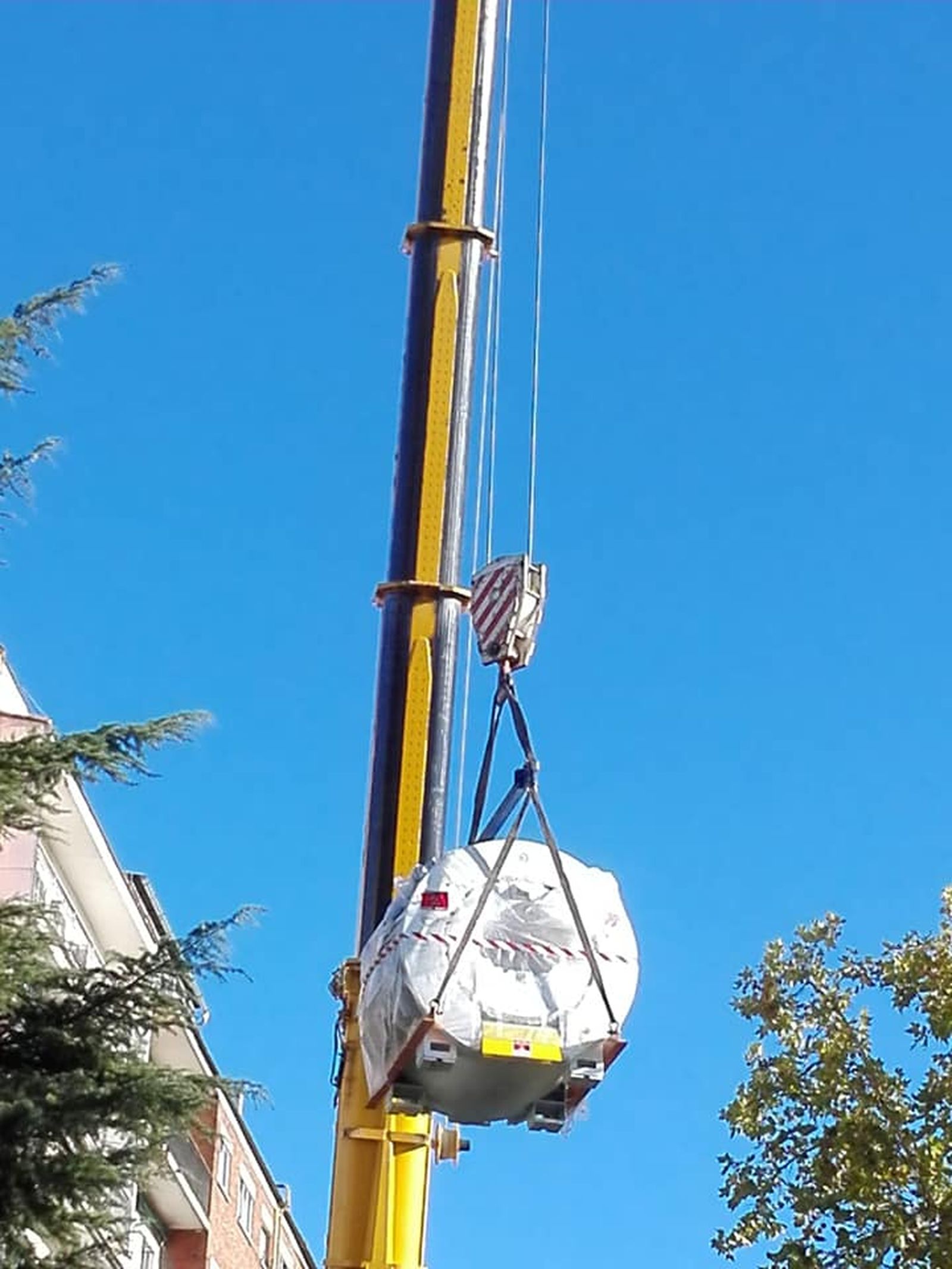 Maquina de resonancia durante su traslado Maquina de resonancia durante su traslado