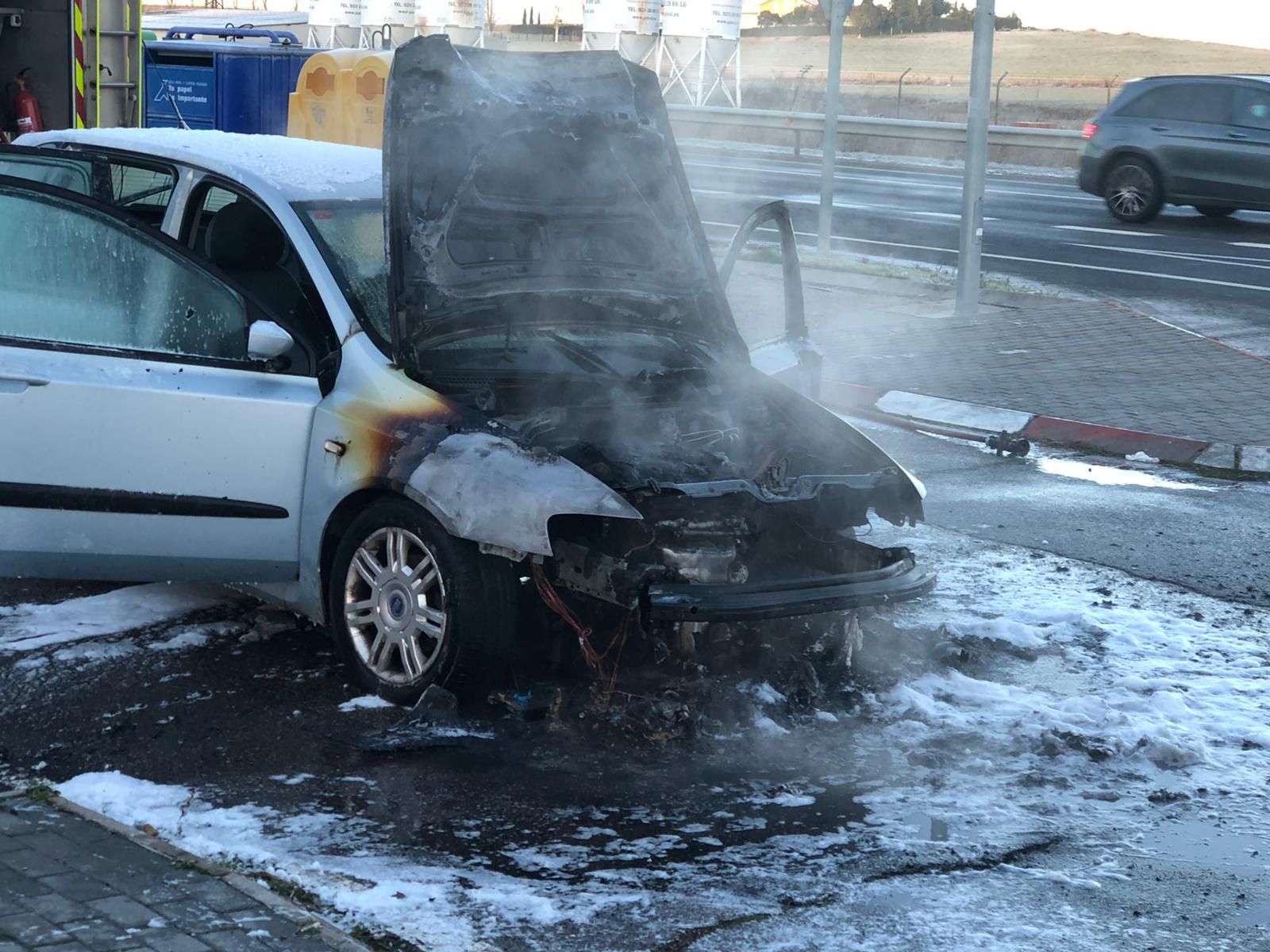 Coche calcinado en Castellanos de Moriscos