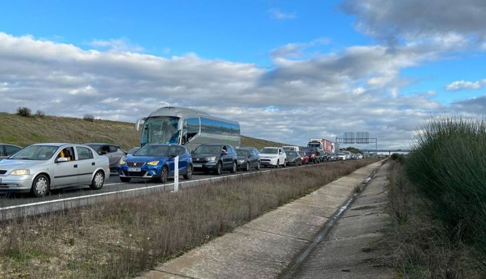 Los profesionales del campo vuelven a cortar la A 50 este viernes, 16 de febrero (1)