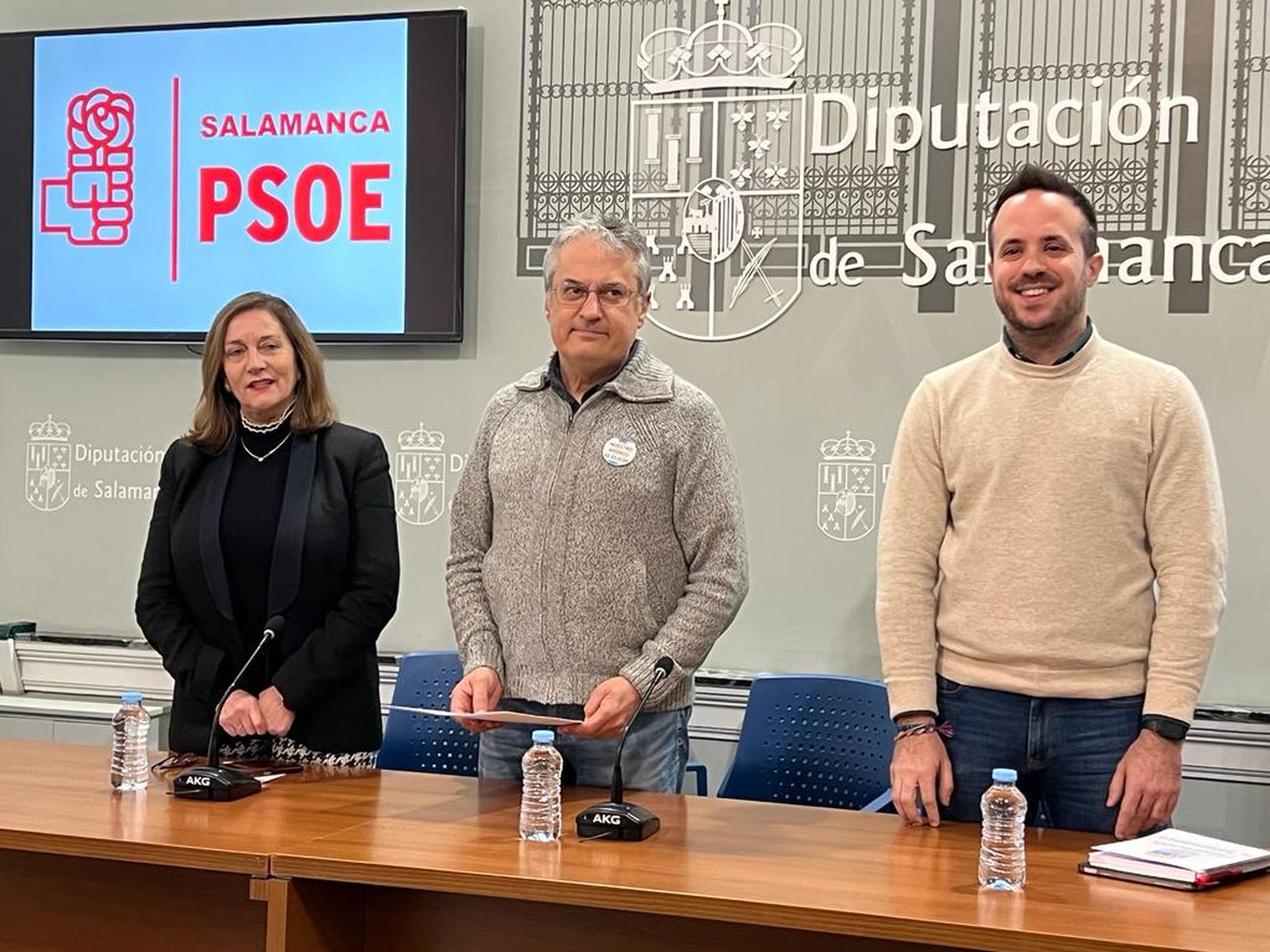 Fernando Rubio, portavoz del Grupo Socialista en la Diputación, acompañado por los diputados provinciales Carmen Ávila y Carlos Fernández Chanca. Foto S24H